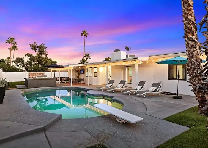 Modern Retreat Minutes From Shopping Dining & Golf Holiday home *