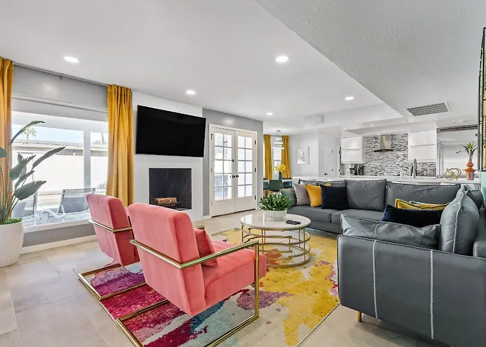Modern Retreat Minutes From Shopping Dining & Golf Holiday home *