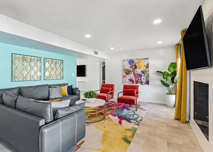 Modern Retreat Minutes From Shopping Dining & Golf Holiday home
