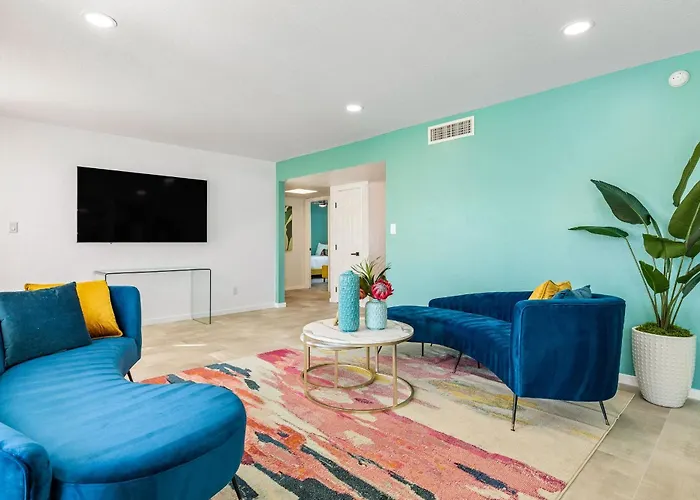 Modern Retreat Minutes From Shopping Dining & Golf Holiday home *