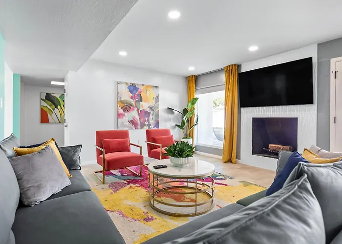 Holiday home Modern Retreat Minutes From Shopping Dining & Golf