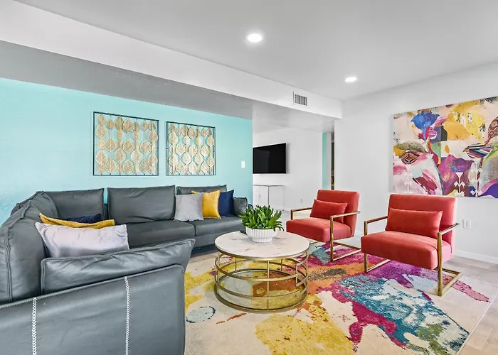 Modern Retreat Minutes From Shopping Dining & Golf *