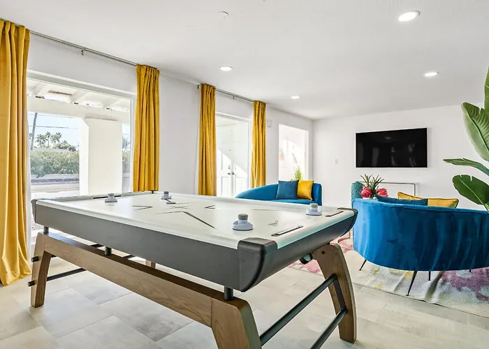 Modern Retreat Minutes From Shopping Dining & Golf Holiday home *