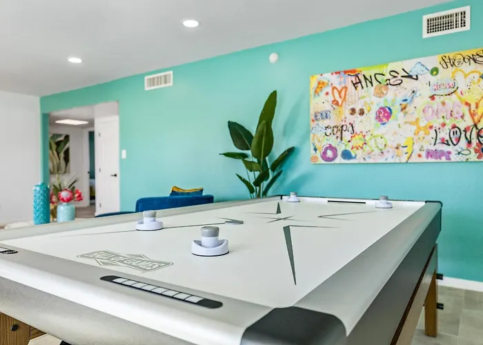 Modern Retreat Minutes From Shopping Dining & Golf Holiday home *
