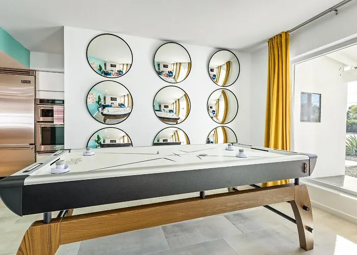 Modern Retreat Minutes From Shopping Dining & Golf Holiday home
