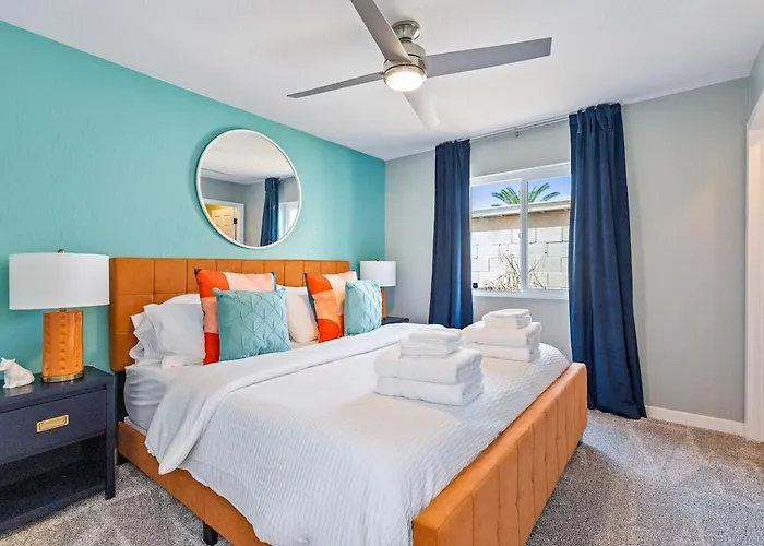 Holiday home Modern Retreat Minutes From Shopping Dining & Golf *