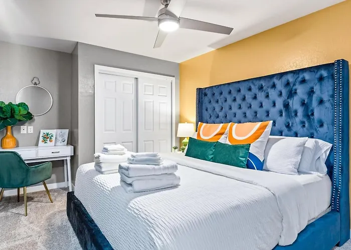Holiday home Modern Retreat Minutes From Shopping Dining & Golf *