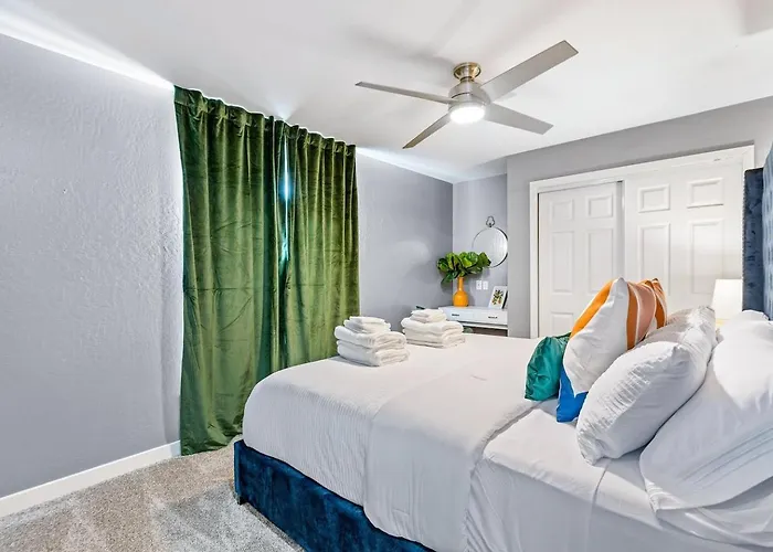 Modern Retreat Minutes From Shopping Dining & Golf Holiday home