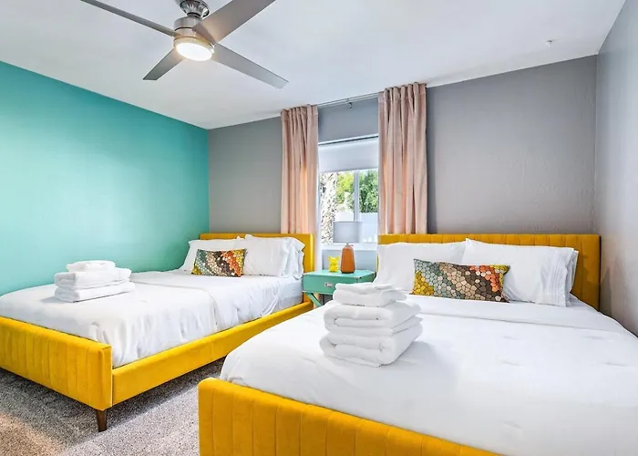 Modern Retreat Minutes From Shopping Dining & Golf Holiday home