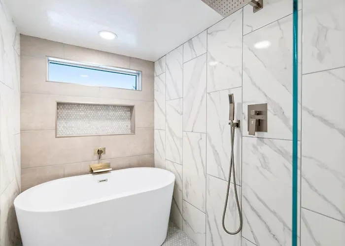 Modern Retreat Minutes From Shopping Dining & Golf Holiday home