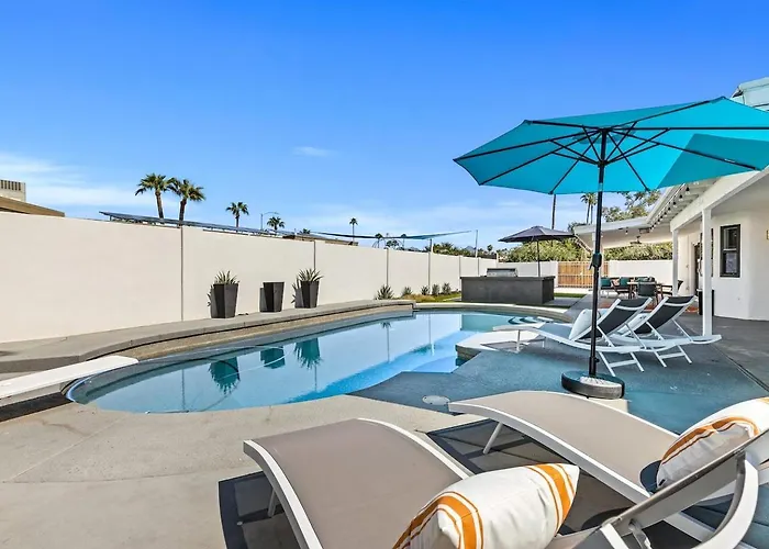 Modern Retreat Minutes From Shopping Dining & Golf Holiday home Scottsdale