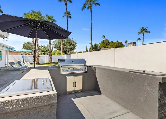Modern Retreat Minutes From Shopping Dining & Golf Holiday home *