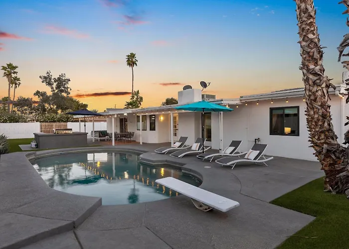 Modern Retreat Minutes From Shopping Dining & Golf Holiday home