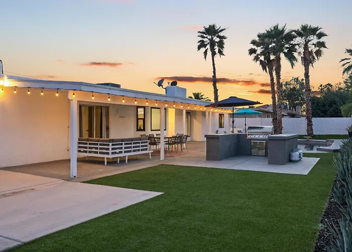 Holiday home Modern Retreat Minutes From Shopping Dining & Golf