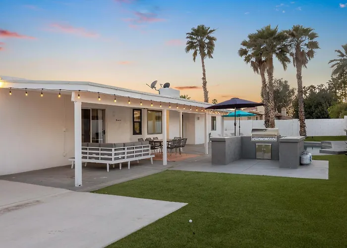Holiday home Modern Retreat Minutes From Shopping Dining & Golf