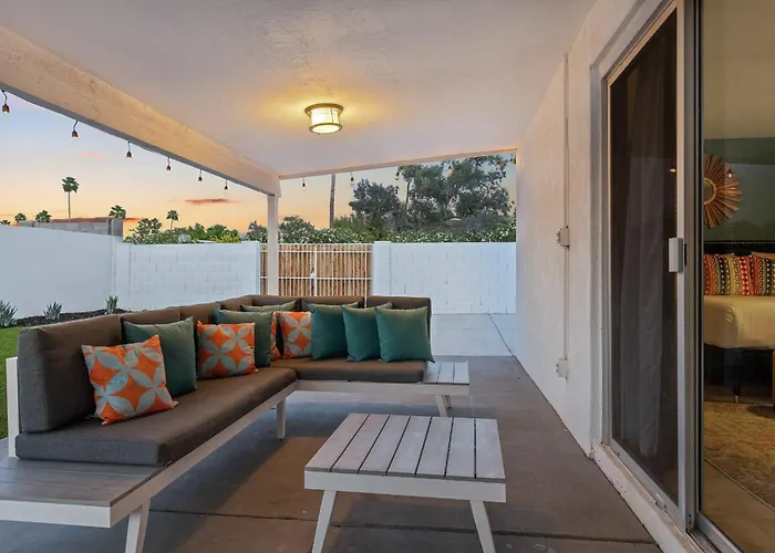 Holiday home Modern Retreat Minutes From Shopping Dining & Golf *