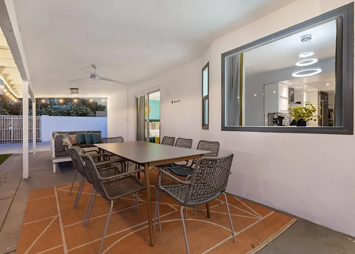 Holiday home Modern Retreat Minutes From Shopping Dining & Golf
