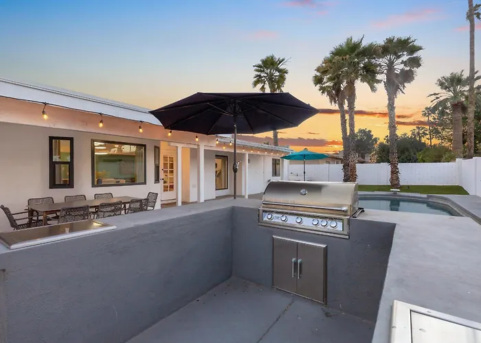 Modern Retreat Minutes From Shopping Dining & Golf *